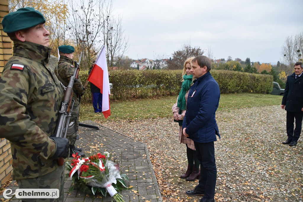Złożenie kwiatów pod pomnikiem Niepodległości