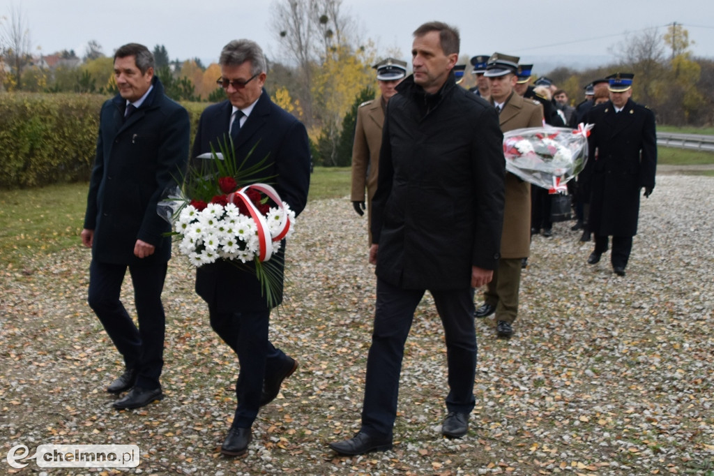 Złożenie kwiatów pod pomnikiem Niepodległości
