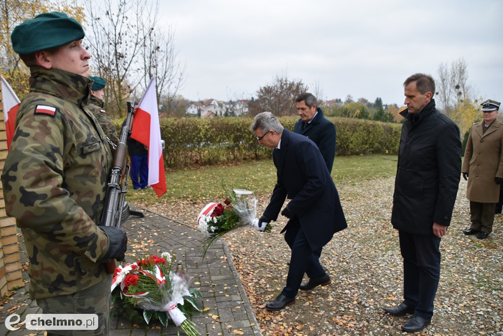 Złożenie kwiatów pod pomnikiem Niepodległości