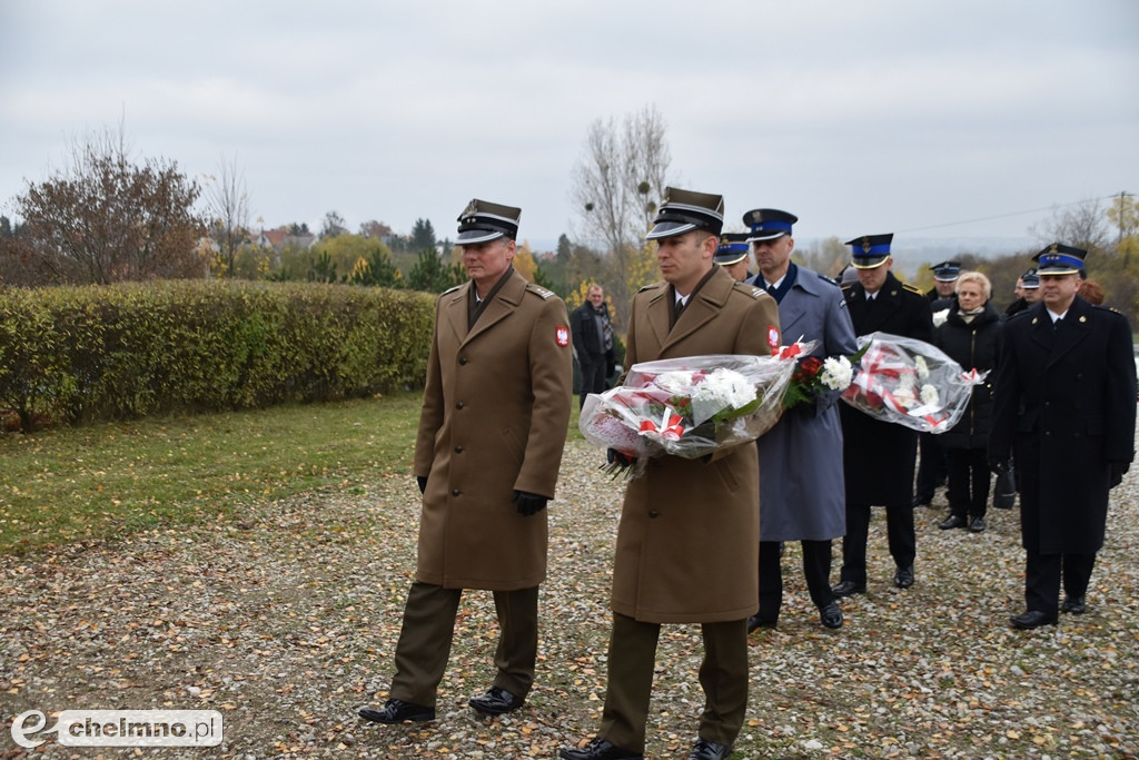 Złożenie kwiatów pod pomnikiem Niepodległości
