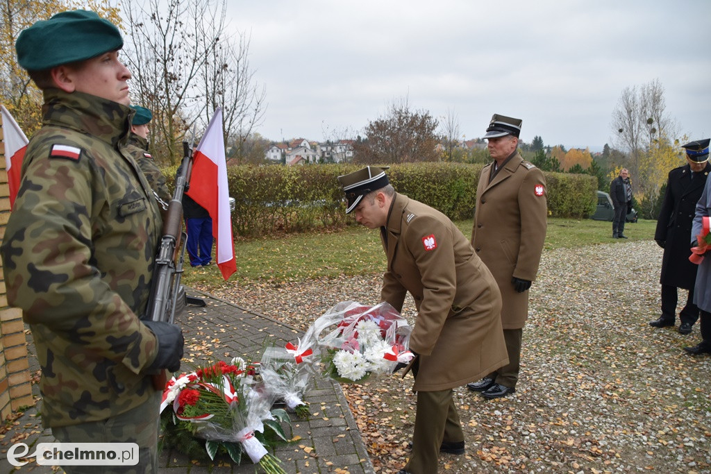 Złożenie kwiatów pod pomnikiem Niepodległości