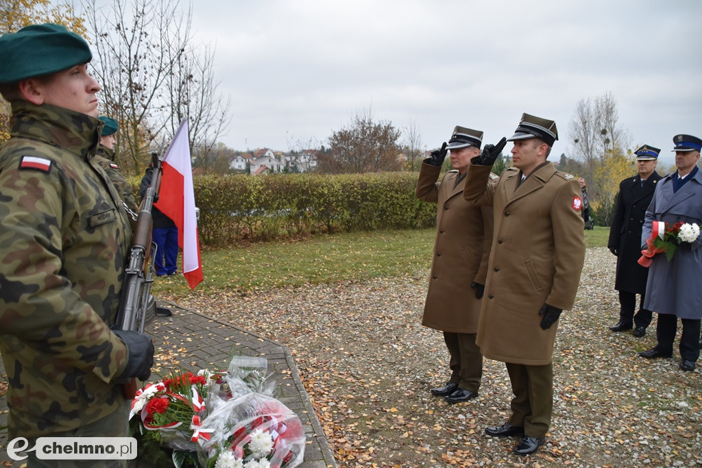 Złożenie kwiatów pod pomnikiem Niepodległości