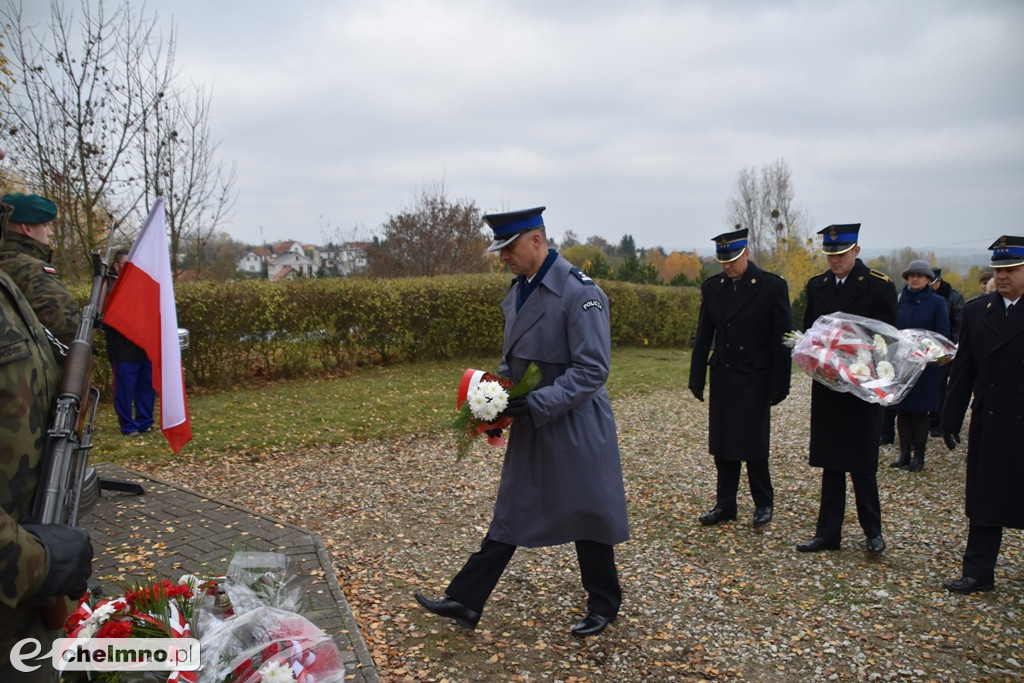 Złożenie kwiatów pod pomnikiem Niepodległości