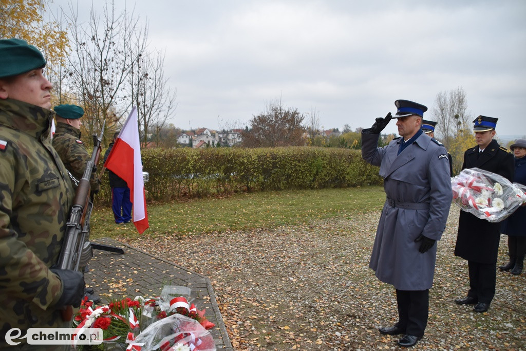 Złożenie kwiatów pod pomnikiem Niepodległości