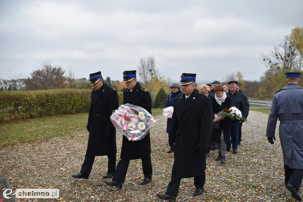 Złożenie kwiatów pod pomnikiem Niepodległości