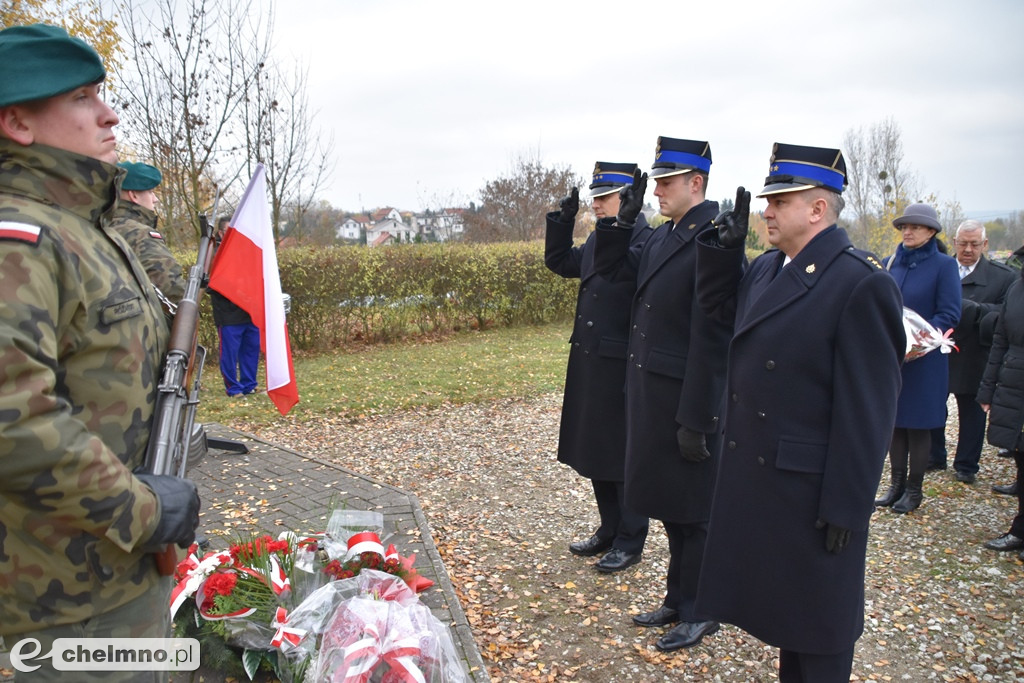 Złożenie kwiatów pod pomnikiem Niepodległości