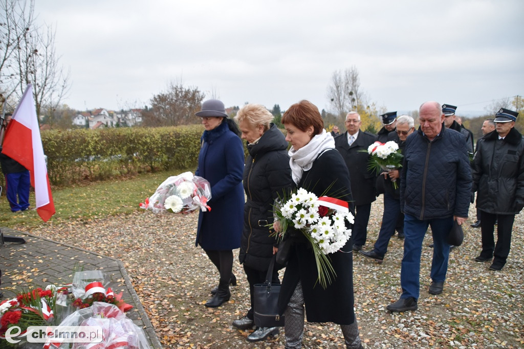 Złożenie kwiatów pod pomnikiem Niepodległości