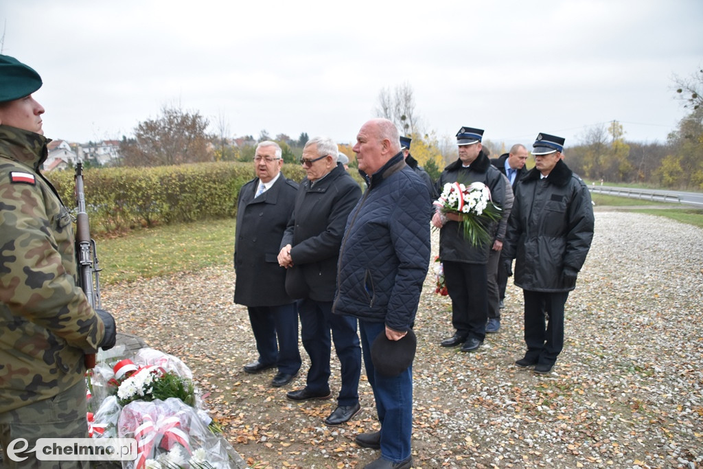 Złożenie kwiatów pod pomnikiem Niepodległości