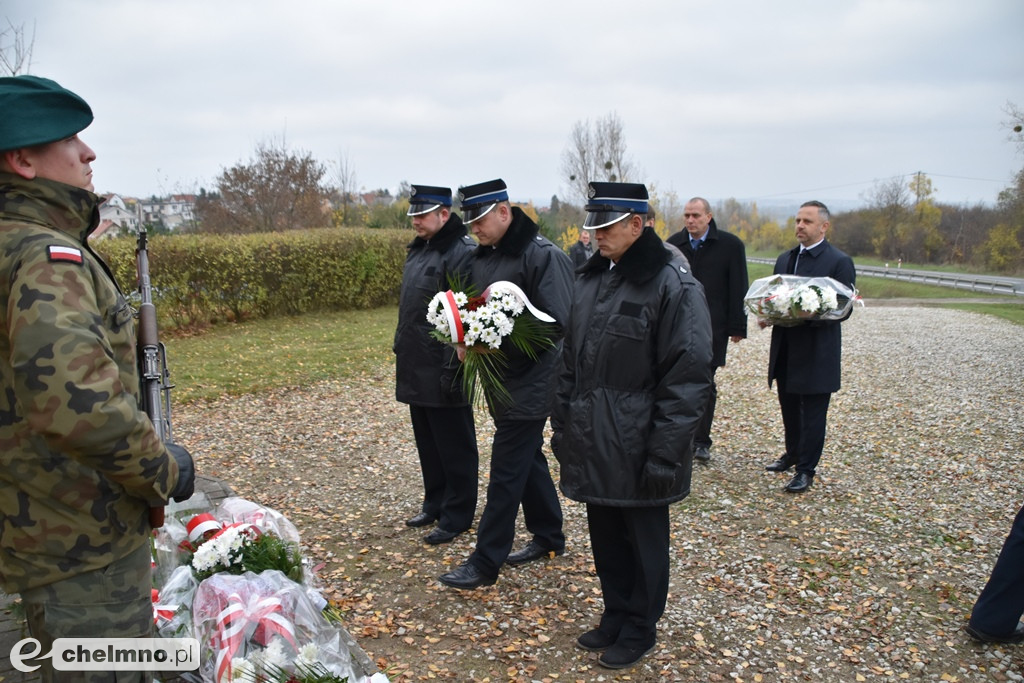 Złożenie kwiatów pod pomnikiem Niepodległości