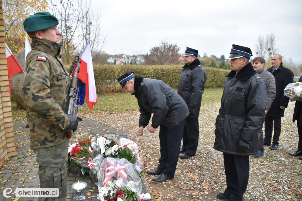 Złożenie kwiatów pod pomnikiem Niepodległości