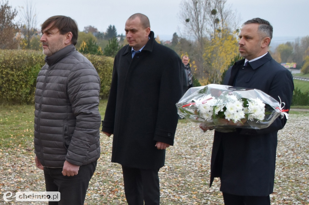 Złożenie kwiatów pod pomnikiem Niepodległości