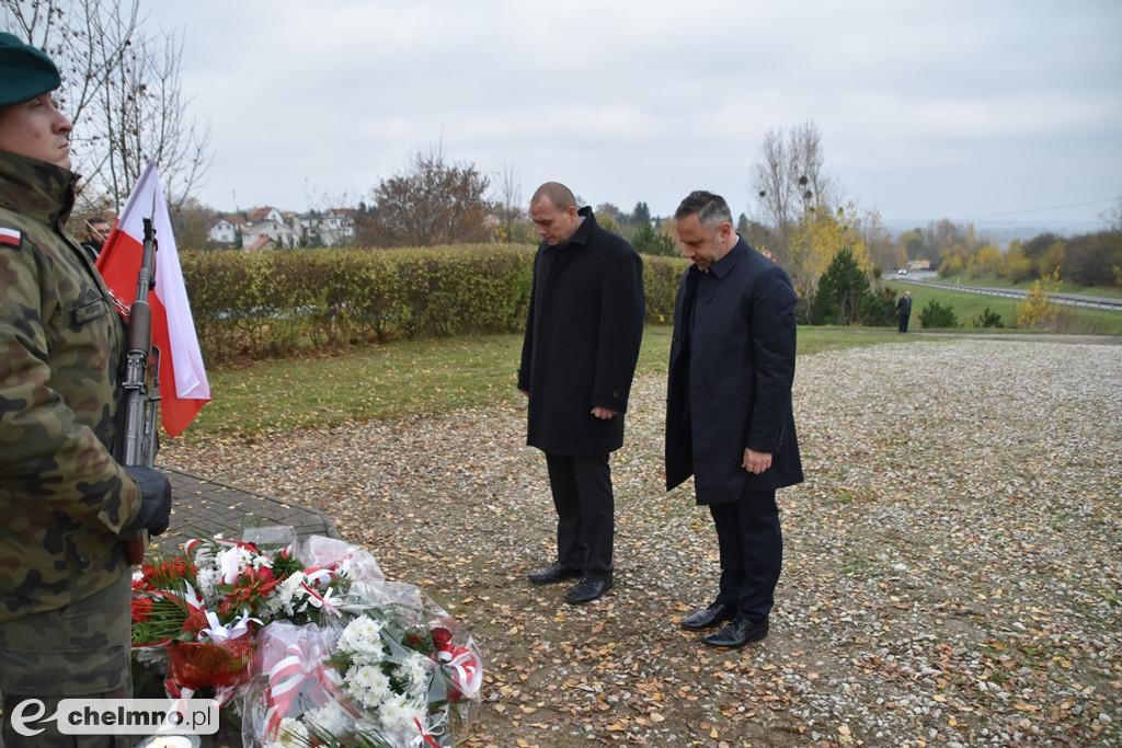 Złożenie kwiatów pod pomnikiem Niepodległości