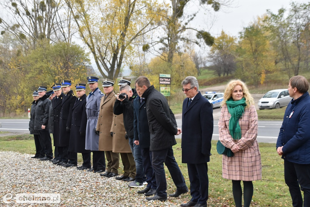 Złożenie kwiatów pod pomnikiem Niepodległości