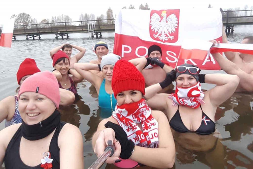 Morsy kąpały się w patriotycznym nastroju