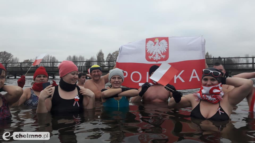 Morsy kąpały się w patriotycznym nastroju