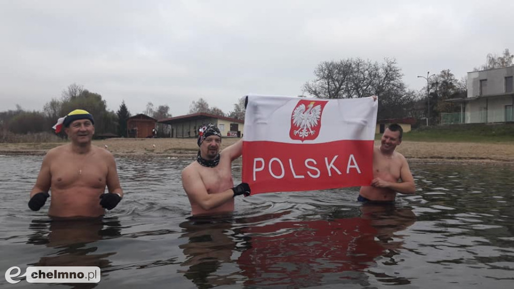 Morsy kąpały się w patriotycznym nastroju