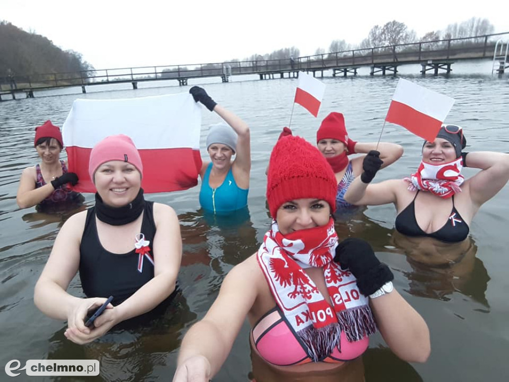 Morsy kąpały się w patriotycznym nastroju