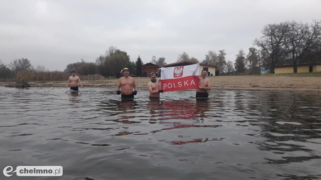Morsy kąpały się w patriotycznym nastroju