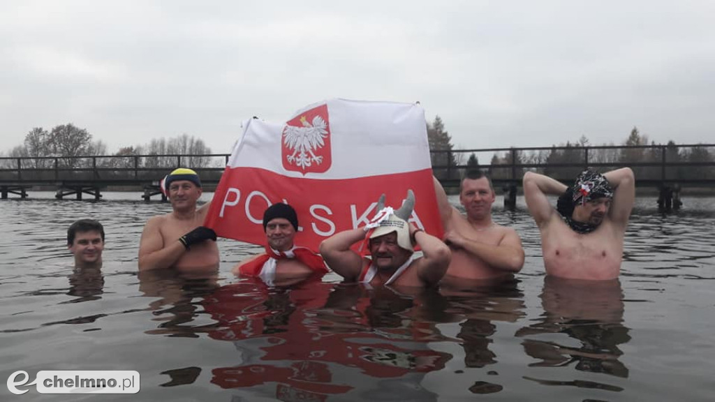 Morsy kąpały się w patriotycznym nastroju