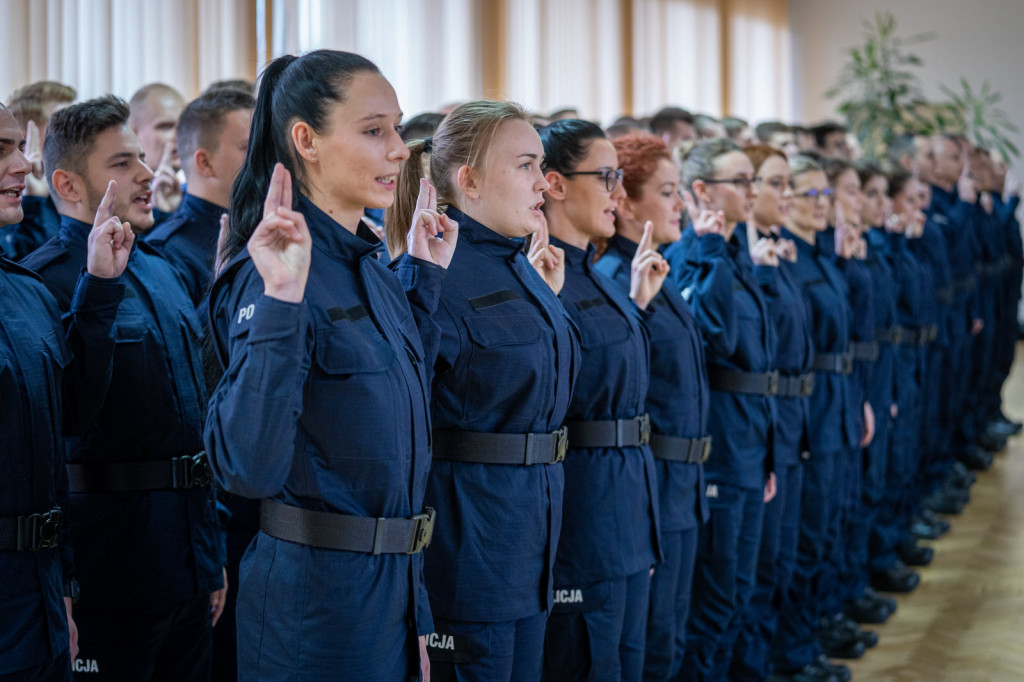 Policjanci złożyli ślubowanie. Wręczono także medale