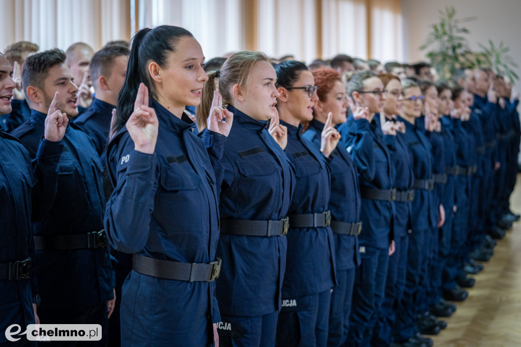 Policjanci złożyli ślubowanie. Wręczono także medale