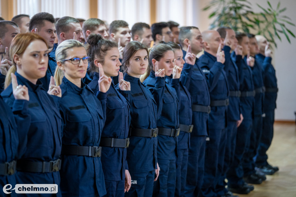 Policjanci złożyli ślubowanie. Wręczono także medale