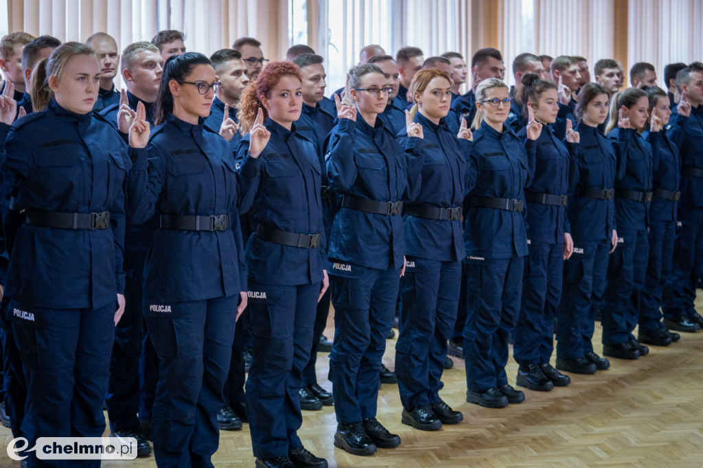 Policjanci złożyli ślubowanie. Wręczono także medale