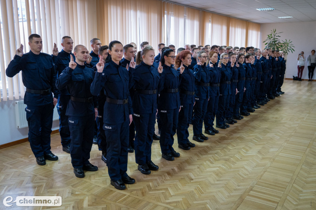 Policjanci złożyli ślubowanie. Wręczono także medale