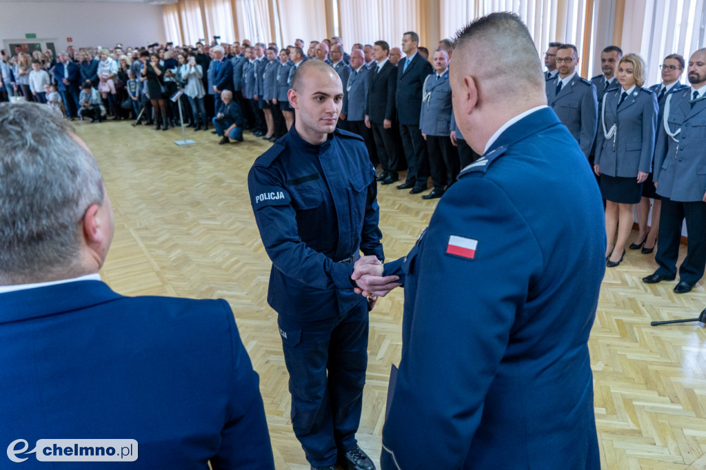 Policjanci złożyli ślubowanie. Wręczono także medale