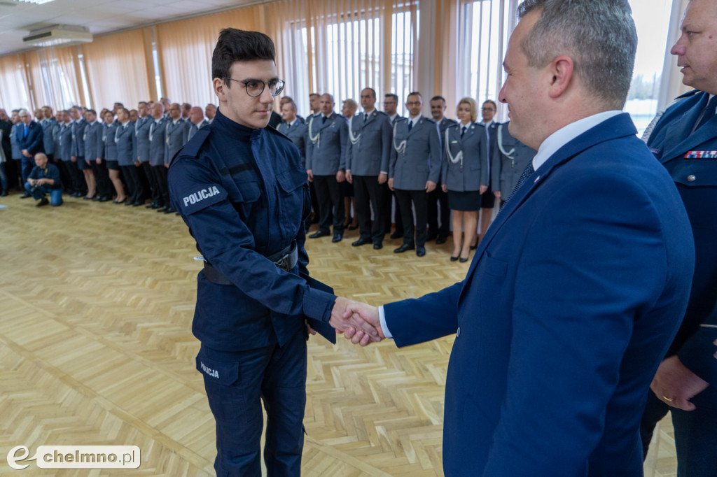 Policjanci złożyli ślubowanie. Wręczono także medale
