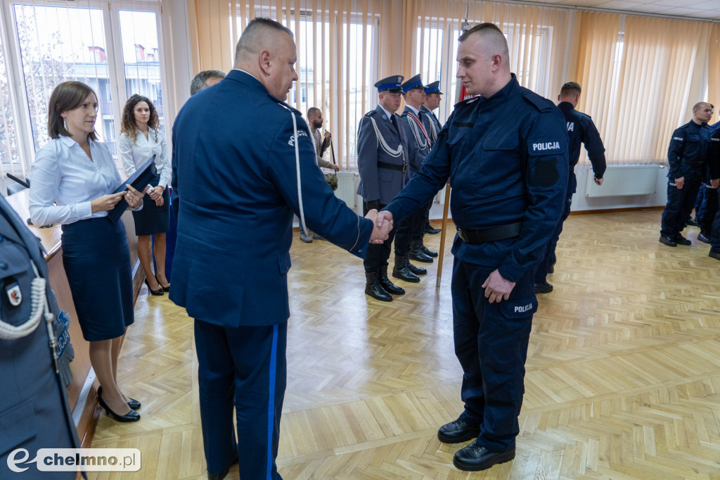 Policjanci złożyli ślubowanie. Wręczono także medale