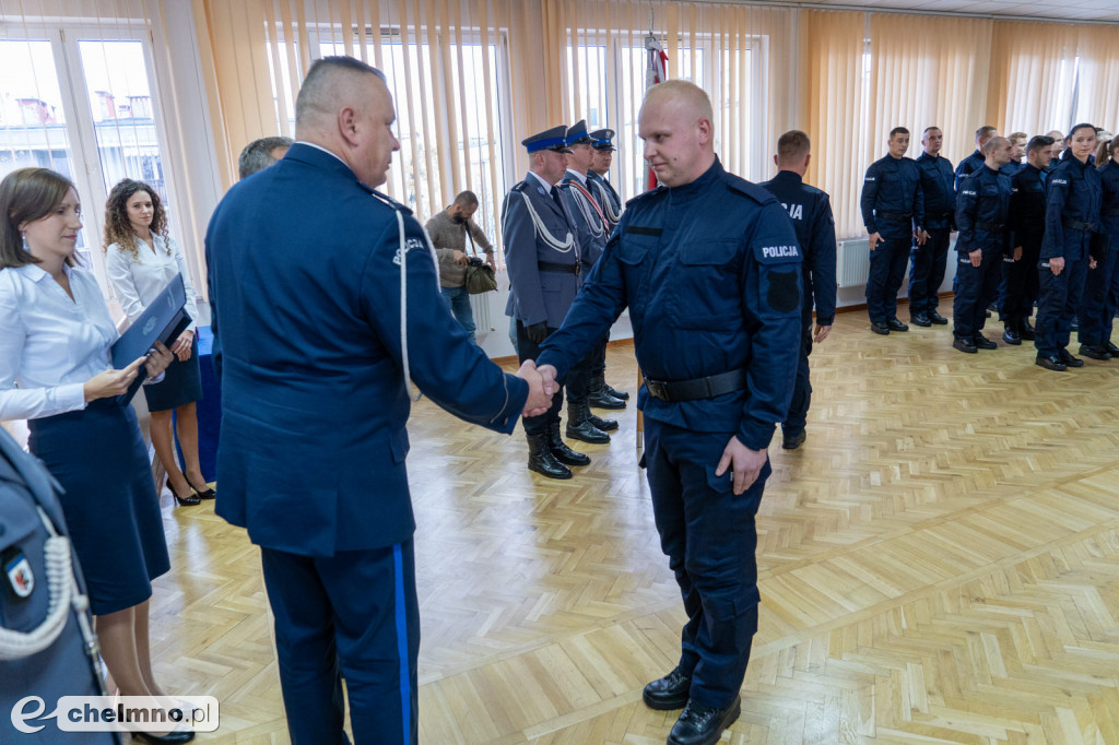 Policjanci złożyli ślubowanie. Wręczono także medale