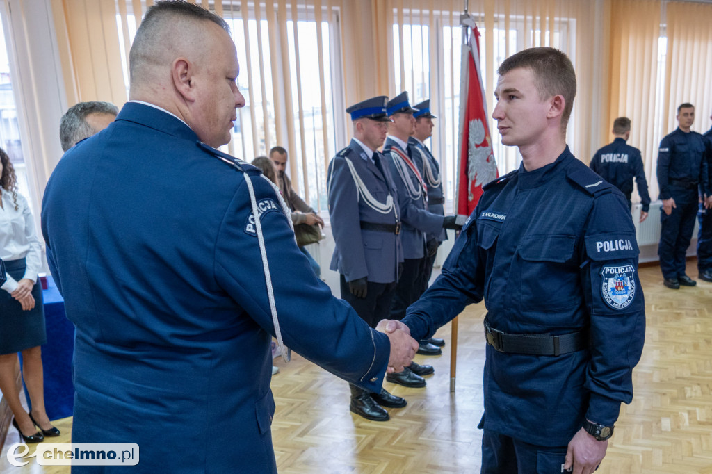 Policjanci złożyli ślubowanie. Wręczono także medale