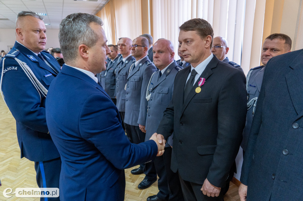 Policjanci złożyli ślubowanie. Wręczono także medale