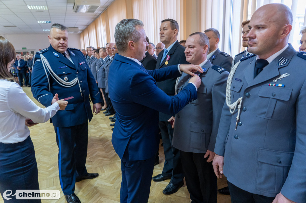 Policjanci złożyli ślubowanie. Wręczono także medale