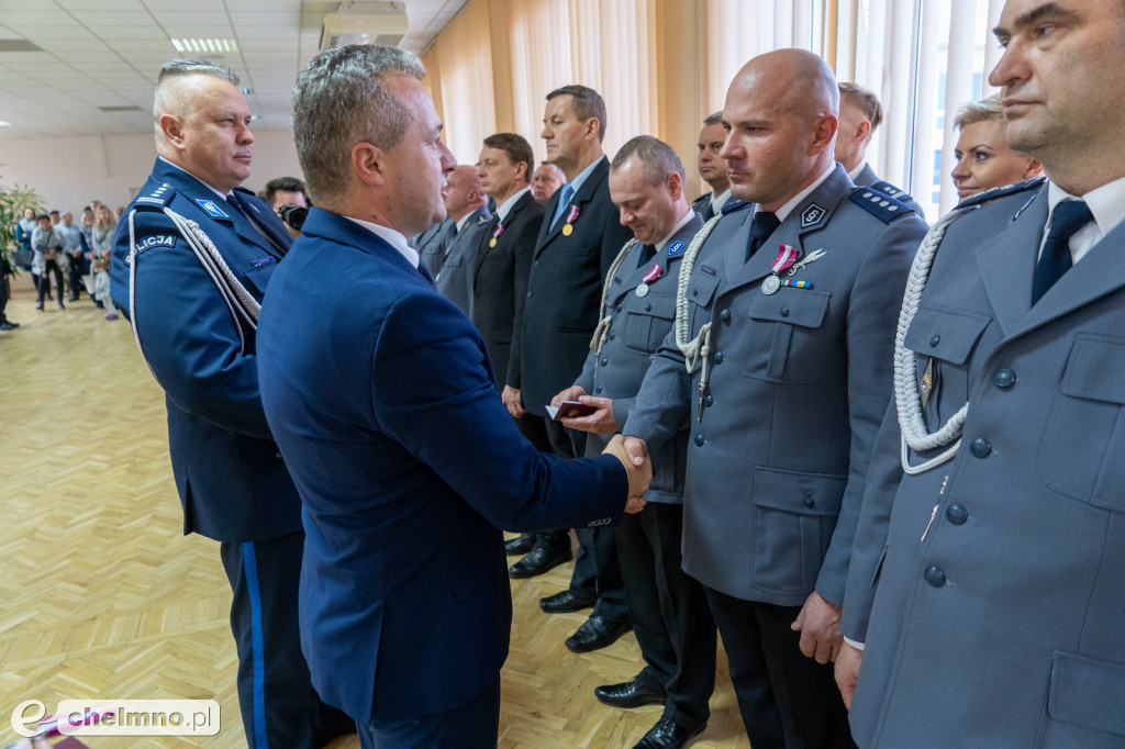 Policjanci złożyli ślubowanie. Wręczono także medale