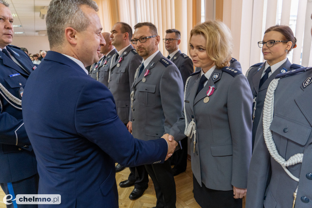 Policjanci złożyli ślubowanie. Wręczono także medale