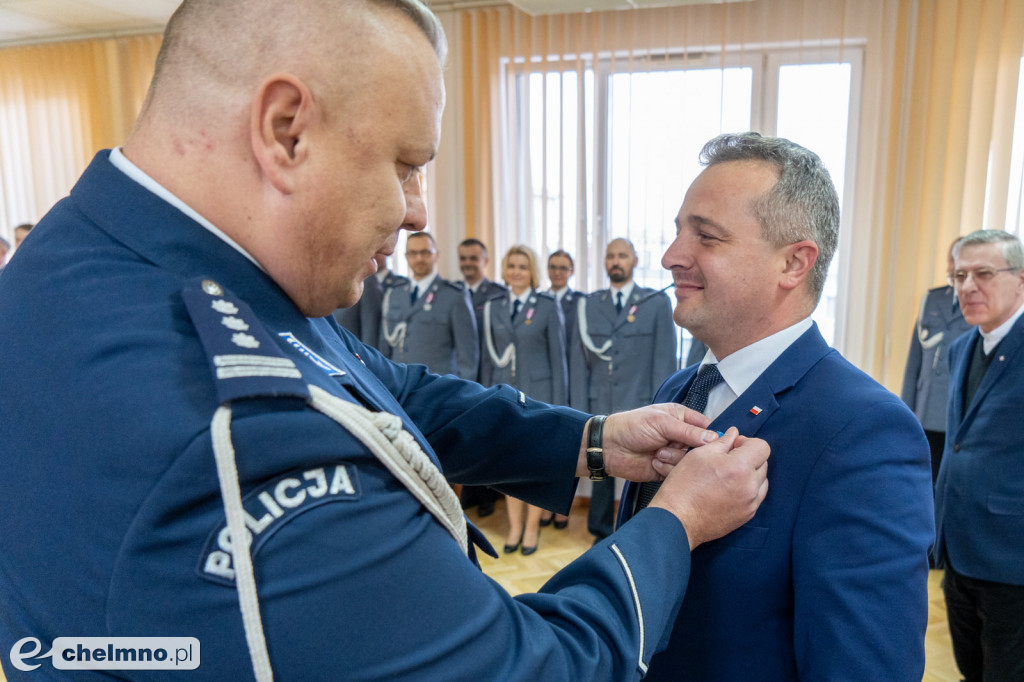 Policjanci złożyli ślubowanie. Wręczono także medale