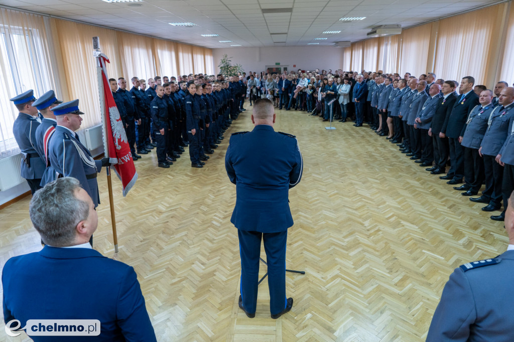 Policjanci złożyli ślubowanie. Wręczono także medale
