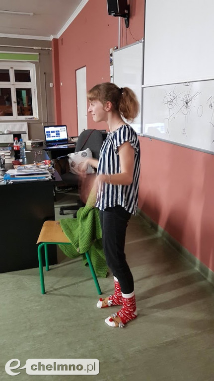 Wieczorne rozmowy między regałami