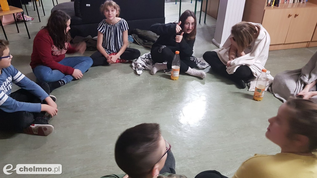 Wieczorne rozmowy między regałami