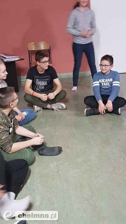 Wieczorne rozmowy między regałami