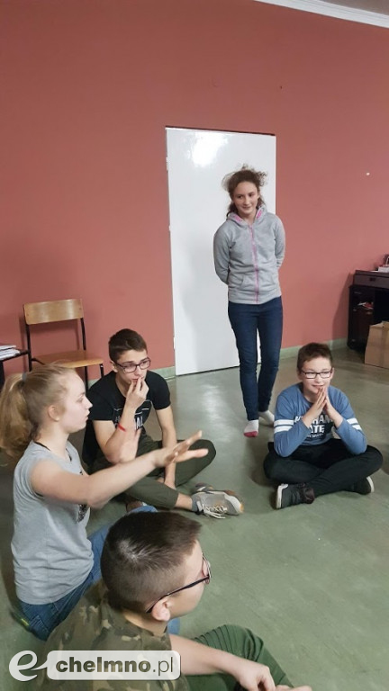 Wieczorne rozmowy między regałami