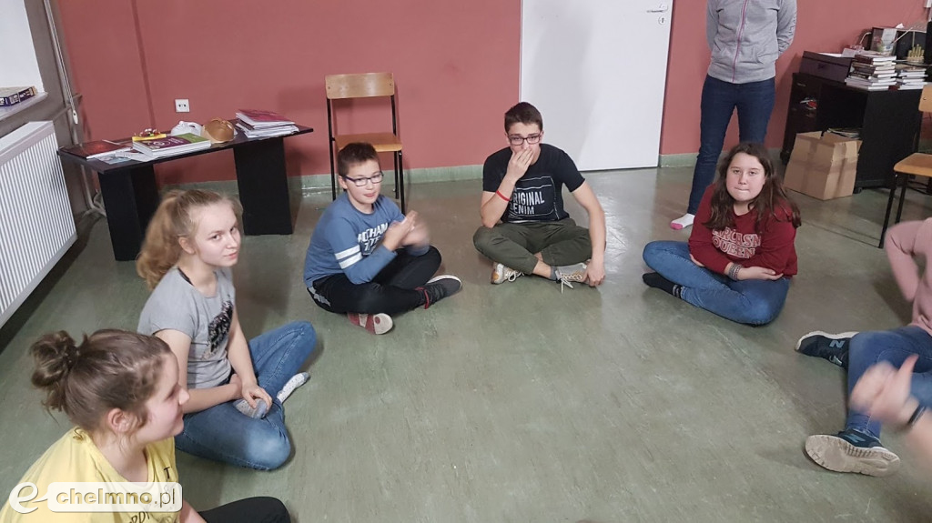 Wieczorne rozmowy między regałami