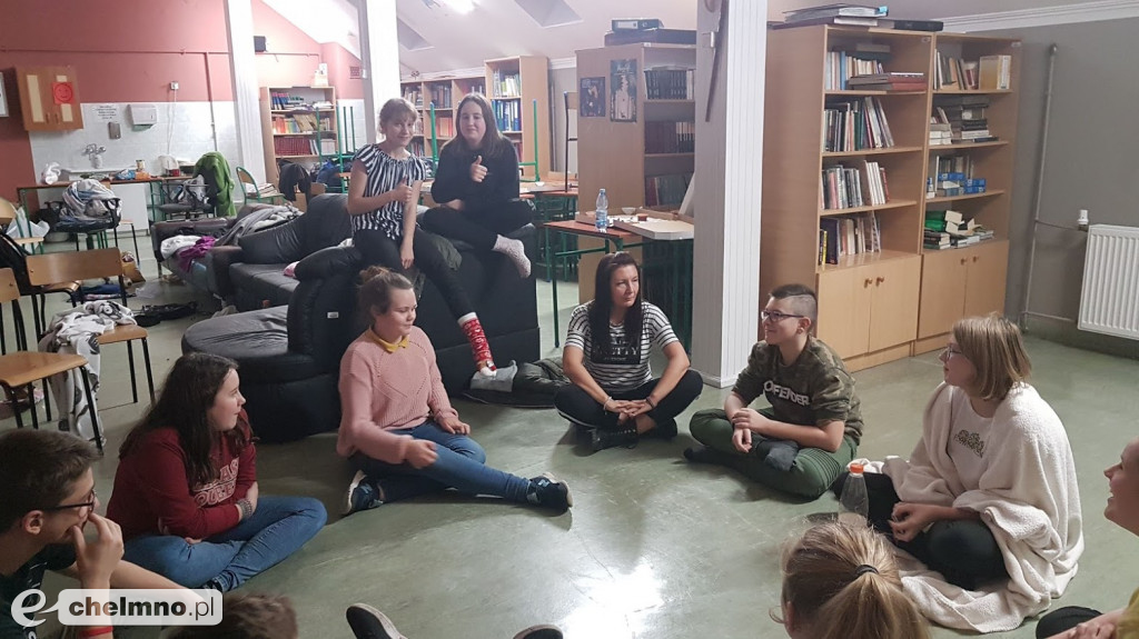 Wieczorne rozmowy między regałami