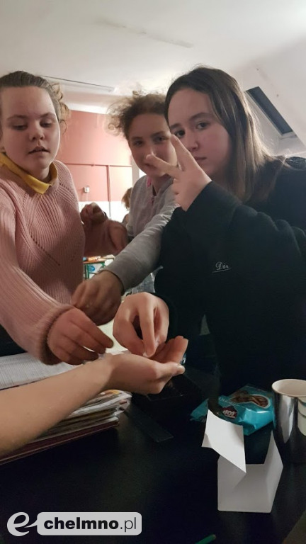 Wieczorne rozmowy między regałami