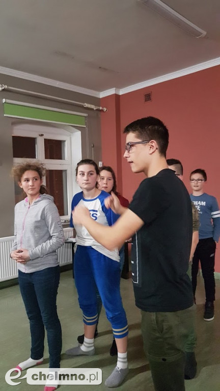 Wieczorne rozmowy między regałami