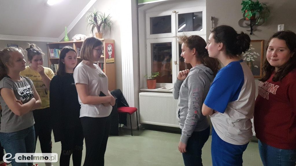 Wieczorne rozmowy między regałami