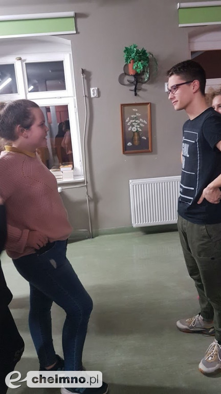 Wieczorne rozmowy między regałami
