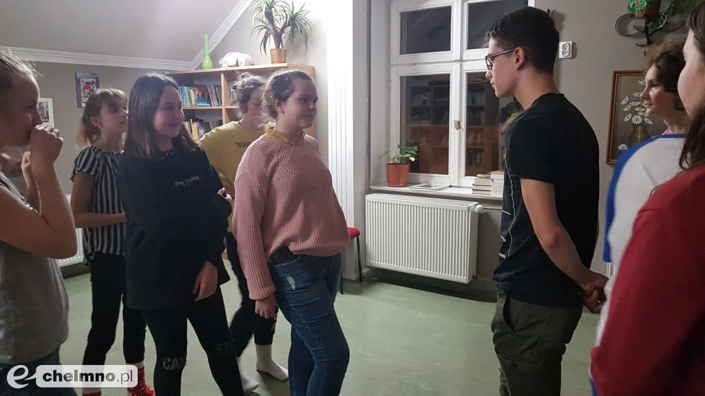 Wieczorne rozmowy między regałami
